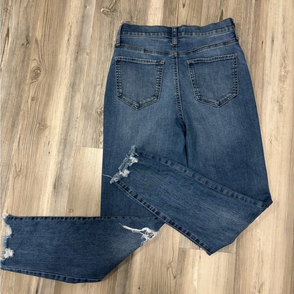 High-waisted distressed skinny jeans with ripped details #distresseddenim - Picture 2 of 6